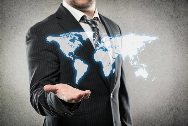 Dünya haritası olan iş adamı