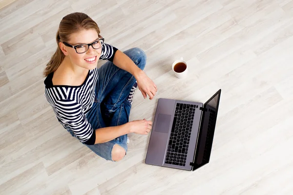 Kvinna som arbetar på laptop — Stockfoto
