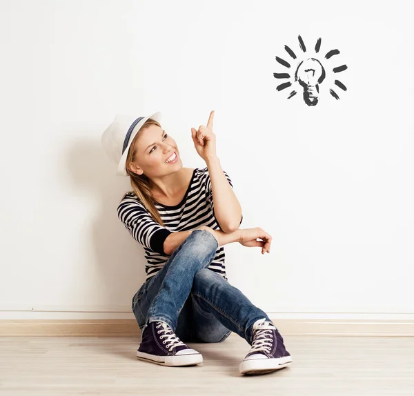 Young girl at empty wall — Stock Photo, Image