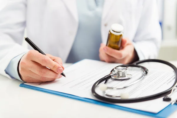 Medico che prescrive medicina — Foto Stock