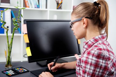 Kadın grafik tasarımcı