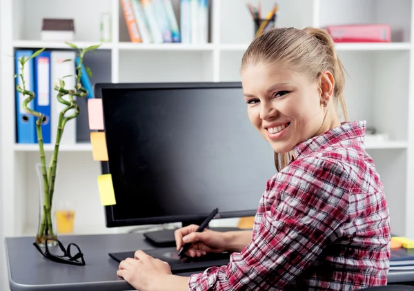 Vrouw grafisch ontwerper — Stockfoto