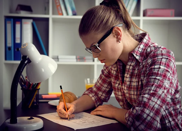 Arquitecta con boceto — Foto de Stock