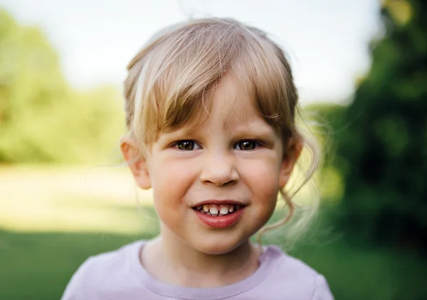 Liten flicka stående — Stockfoto