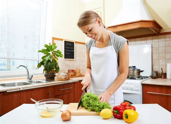 Femme cuisinière — Photo