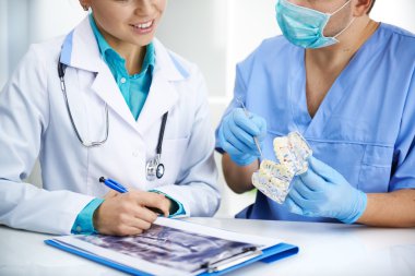 Klinikte toplantı doktorlar