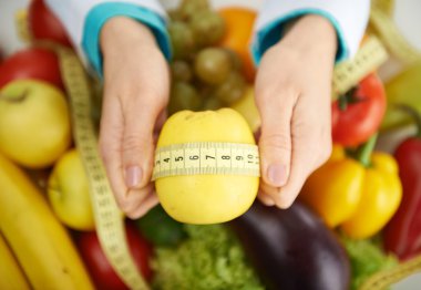 Diyetisyen holding elma bandı ile