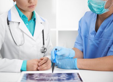 Laboratuarı'nda toplantı diş hekimleri