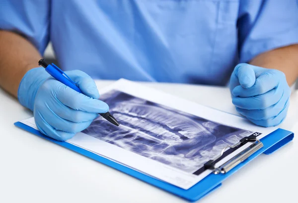 Dentista masculino en el consultorio — Foto de Stock