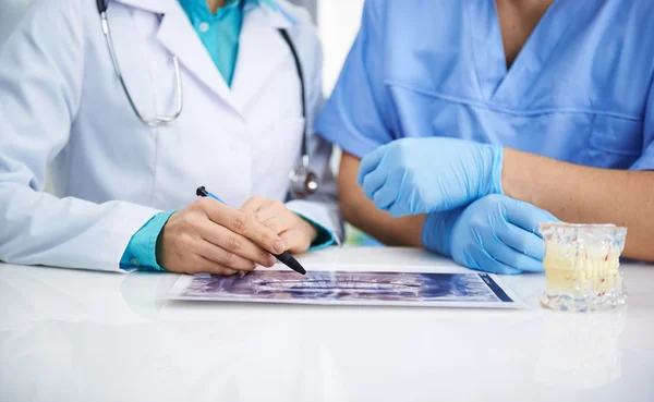 Reunión de médicos en clínica — Foto de Stock