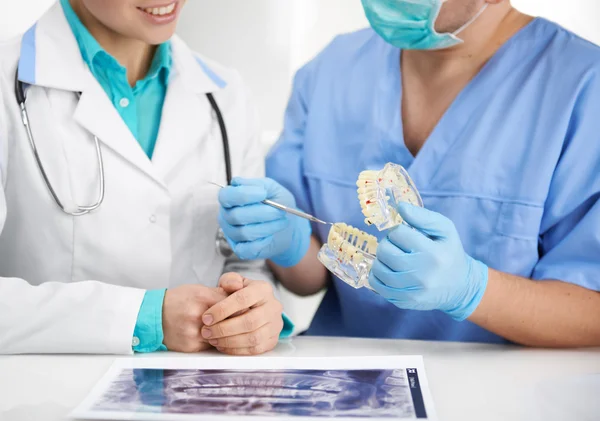 Tandartsen bijeenkomst in lab — Stockfoto