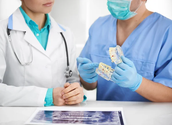 Dentyści w laboratorium — Zdjęcie stockowe