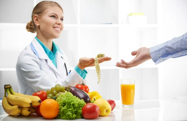 Ernährungsberaterin und Patientin im Amt — Stockfoto