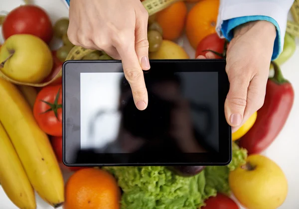 Läkare dietist med TabletPC — Stockfoto