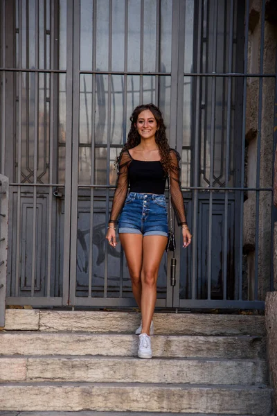 Une Jeune Fille Short Jean Promène Dans Ville Vie Plein — Photo