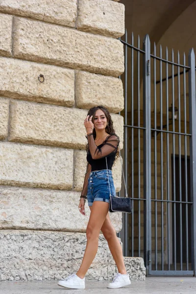 Giovane Ragazza Pantaloncini Jeans Passeggia Città Vita All Aria Aperta — Foto Stock