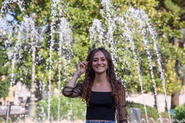 Retrato Jovem Mulher Cabelo Castanho Encaracolado Sorrindo Livre Roupas Casuais — Fotografia de Stock