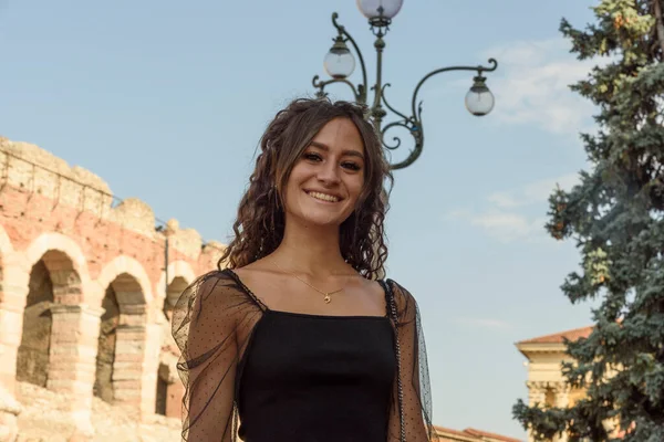 Portrait Long Jeune Fille Aux Cheveux Bruns Bouclés Souriant Extérieur — Photo