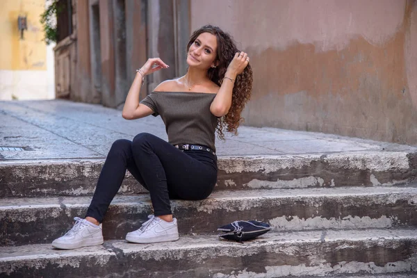 Giovane Ragazza Riccia Seduta Una Scala Una Città Durante Giorno — Foto Stock