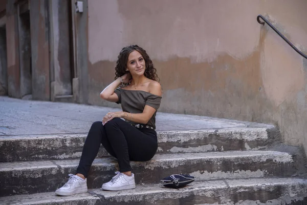 Young Curly Girl Sitting Stair City Day — Stock Photo, Image