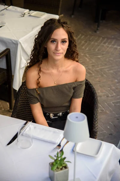 Menina Encaracolado Sentado Restaurante Esperando Para Almoçar Foto Livre Cidade — Fotografia de Stock