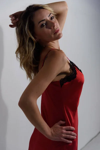Driekwart Meisje Rode Petticoat Zijden Lingerie Alleenstaande Sexy Blonde Vrouw — Stockfoto