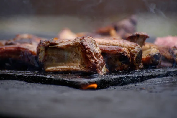 Vlees Grill Buiten Ribbetjes Barbecue Grill Selectieve Focusfotografie — Stockfoto