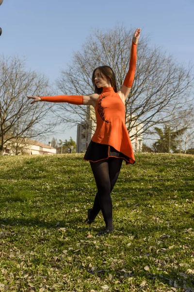 Movimiento Atlético Con Manos Chica Con Pelo Largo Morena Parque — Foto de Stock