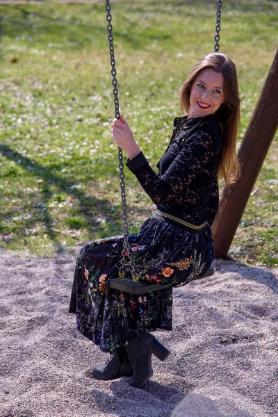 Primo Piano Esterno Bella Ragazza Con Lunghi Capelli Castani Sull — Foto Stock