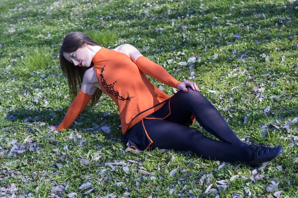 Esportes Livre Parque Público Dançarina Com Vestido Laranja Fora — Fotografia de Stock