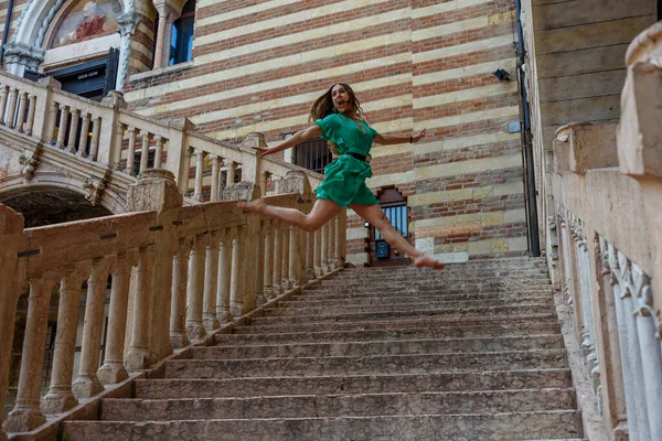 Yeşil Giysili Bir Kız Şehrin Dışındaki Bir Merdivende Dans Hareketine — Stok fotoğraf