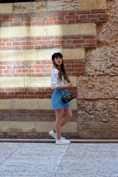 Jovencita Feliz Paseando Por Ciudad Pie Cerca Vieja Muralla Piedra — Foto de Stock