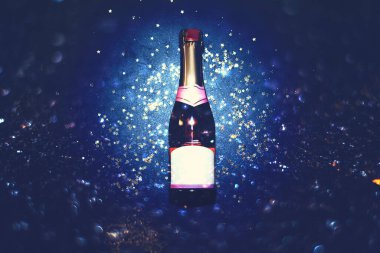 Tam bir kutlama havası. Şampanya şişesi arka planda..