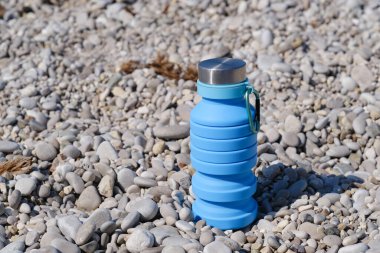 Yeniden kullanılabilir mavi çevre dostu su şişesi