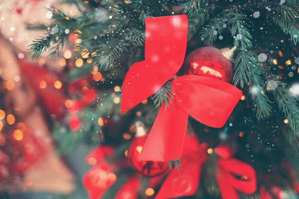 Κλείσιμο κόκκινης διακόσμησης που κρέμεται στο χριστουγεννιάτικο δέντρο. — Φωτογραφία Αρχείου