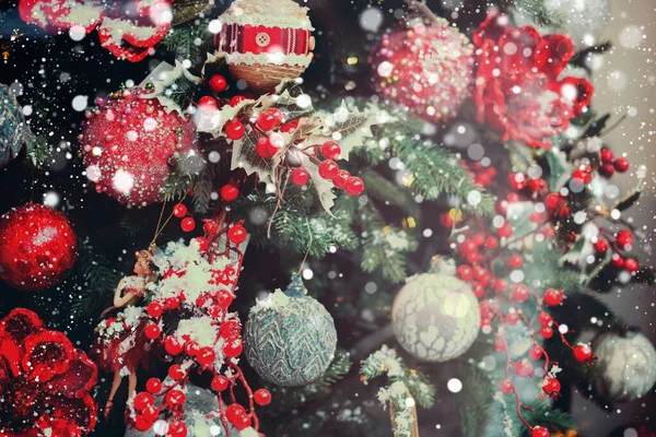 Κόκκινη διακόσμηση κρέμεται στο χριστουγεννιάτικο δέντρο. — Φωτογραφία Αρχείου