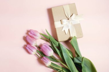 Pastel arka planda bir buket lale.