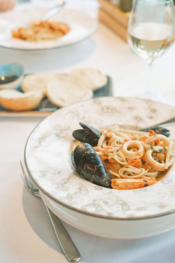 Sehpadaki bir restoranda deniz ürünleri linguini.