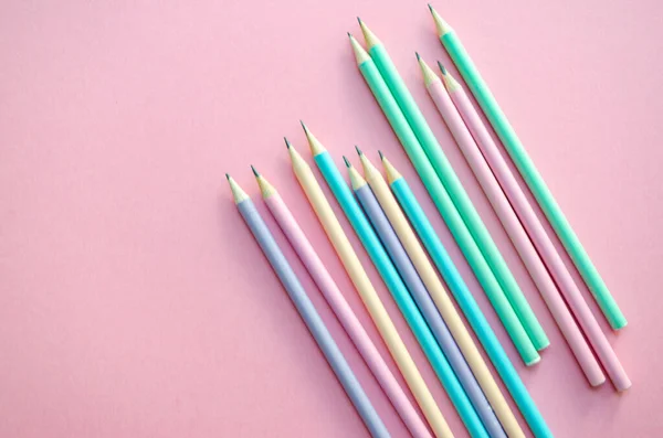 Kleurrijke potloden en roze achtergrond. — Stockfoto