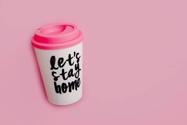 可重复使用的咖啡杯，顶部可看到粉色背景 — 图库照片