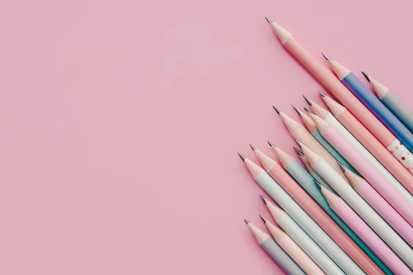 色彩斑斓的铅笔和粉色的背景色 — 图库照片