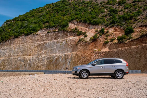 Vlore, Albania - agosto, 2021: Un coche moderno Volvo XC60 en la carretera de montaña —  Fotos de Stock