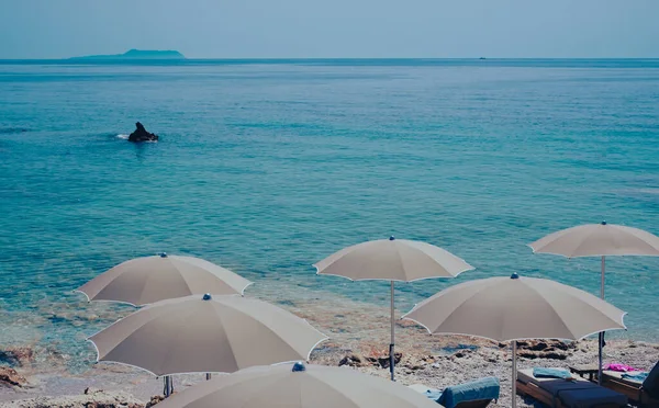 Тихий вид на пляж Dhermi бирюзовой воды и зонтики Албании — стоковое фото
