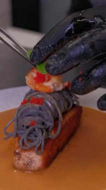 Tavada ızgara somon bifteği. Taze pişmiş balık filetosu. Yemek konsepti. Yüksek kaliteli FullHD görüntüler