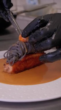 Tavada ızgara somon bifteği. Taze pişmiş balık filetosu. Yemek konsepti. Yüksek kaliteli FullHD görüntüler