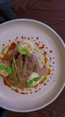 Yemek pişirmek, yemek hazırlamak ve biftek pişirmek için yemek tarifi, eller ve et. Şef, insan ve biftek. Sağlıklı malzemeler, beslenme ve öğle yemeği için şifalı bitkiler..