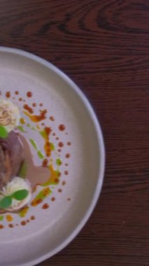 Yemek pişirmek, yemek hazırlamak ve biftek pişirmek için yemek tarifi, eller ve et. Şef, insan ve biftek. Sağlıklı malzemeler, beslenme ve öğle yemeği için şifalı bitkiler..