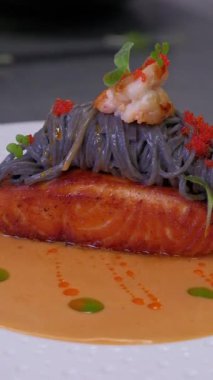 Tavada ızgara somon bifteği. Taze pişmiş balık filetosu. Yemek konsepti. Yüksek kaliteli FullHD görüntüler