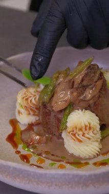 Yemek pişirmek, yemek hazırlamak ve biftek pişirmek için yemek tarifi, eller ve et. Şef, insan ve biftek. Sağlıklı malzemeler, beslenme ve öğle yemeği için şifalı bitkiler..