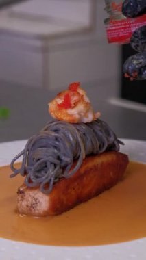 Tavada ızgara somon bifteği. Taze pişmiş balık filetosu. Yemek konsepti. Yüksek kaliteli FullHD görüntüler